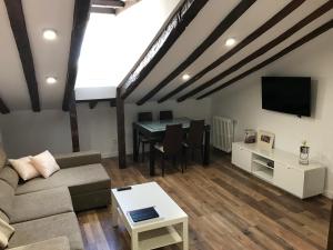 een woonkamer met een bank en een tafel bij AIRVA: Apartamento Teresa Gil in Valladolid