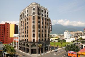 ein hohes Gebäude mitten in einer Stadt in der Unterkunft Classic City Resort in Hualien