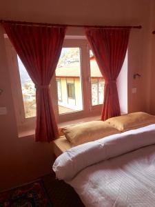 Cama ou camas em um quarto em Hotel Khangri