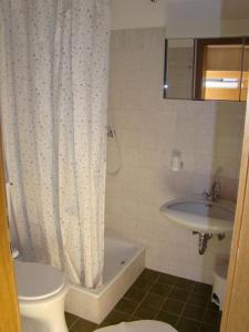 łazienka z toaletą i umywalką w obiekcie Haus am Brunnen w mieście Umhausen