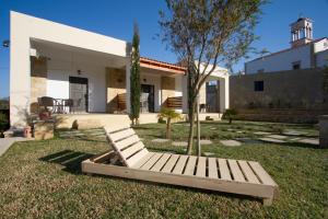 גינה חיצונית ב-Agarathos Traditional Rooms - Pool - Kaliviani -On the road to Balos