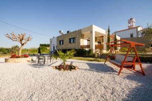 משחקיית ילדים ב-Agarathos Traditional Rooms - Pool - Kaliviani -On the road to Balos