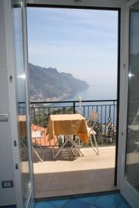 balcón con mesa y vistas al océano en Residenza Sveva, en Ravello