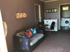 sala de estar con sofá, mesa y cocina en Miranda Sea View Apartment en Miranda