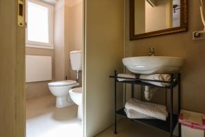 La salle de bains est pourvue d'un lavabo et de toilettes. dans l'établissement La Casaregina, à Valdieri