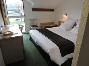Cette chambre comprend un grand lit et une fenêtre. dans l'établissement Hotel le Foron, à La Roche-sur-Foron