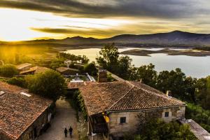 vista su un villaggio con lago e montagne di Apartamentos Rurales Tierras de Granadilla a Zarza de Granadilla