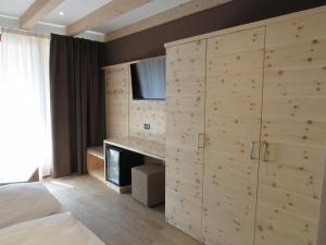 Televisyen dan/atau pusat hiburan di Hotel Garni My Ledro
