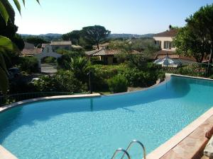 una gran piscina azul en una casa en Mas Aurélia B&B, en Fréjus