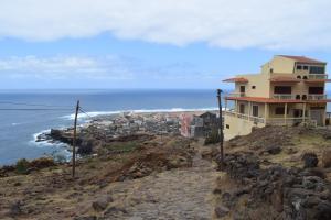 una casa en una colina junto al océano en Apartamento Fritzi, en Ponta do Sol