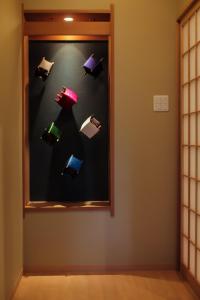 una vetrina con cappelli per la laurea in una stanza di Miyazakiya a Kyoto