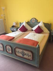 Postel nebo postele na pokoji v ubytování Hotel Adlerschanze