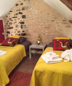 フォンテーヌブローにあるLes anges De Fleuryのベッド2台(タオル付)が備わる客室です。