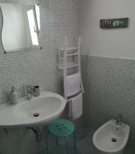 A bathroom at B&B Mastro Francesco