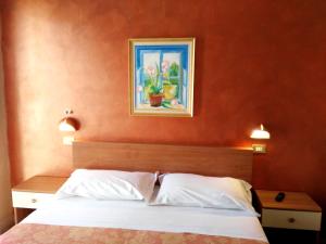 A bed or beds in a room at Hotel Simon