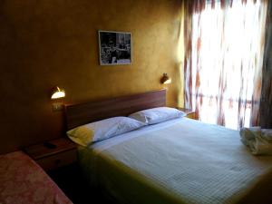 A bed or beds in a room at Hotel Simon