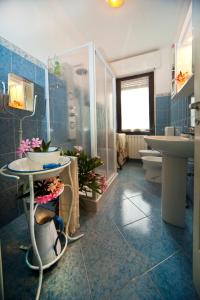ein Badezimmer mit einem Waschbecken, einem WC und einer Badewanne in der Unterkunft Il Guscio in Baveno