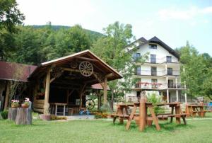 einem Pavillon mit einem Picknicktisch vor einem Gebäude in der Unterkunft Penzión Šuštiak in Terchová