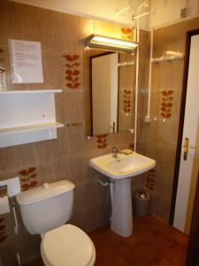 アルジェレス・シュル・メールにあるLes Grillonsのバスルーム(トイレ、洗面台付)