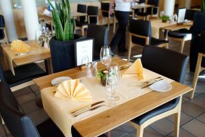 ห้องอาหารหรือที่รับประทานอาหารของ Dorint Parkhotel Bad Zurzach