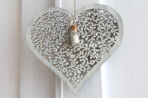 トラーパニにあるVespri Loveの木の心臓飾り