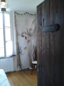 Una habitación con una puerta con un cartel. en Le Repos du Marinier, en Gien