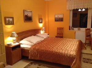 1 dormitorio con cama, mesa y ventana en u sylwana, en Kuźnica