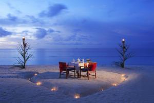 a table in the shape of a heart on the beach at Olhumathi View Inn in Ukulhas