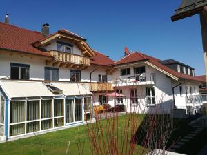 una gran casa blanca con techo rojo en Haus am Gries, en Murnau am Staffelsee