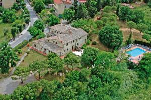 an aerial view of a house with a swimming pool at Albergo Il Colombaio in Castellina in Chianti