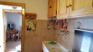 A kitchen or kitchenette at Ospitalità Diffusa Laste Dolomites - Cèsa Murer
