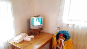 A television and/or entertainment centre at Ospitalità Diffusa Laste Dolomites - Cèsa Murer