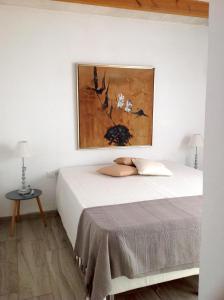 Schlafzimmer mit einem Bett mit Wandgemälde in der Unterkunft Chalet Marivent in Cala'n Bosch