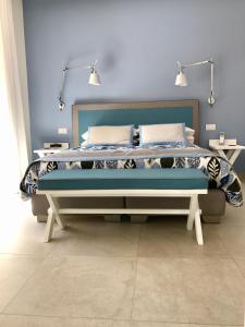 una camera con un letto con una parete blu di Al Parco Primavera B&B a Sorrento