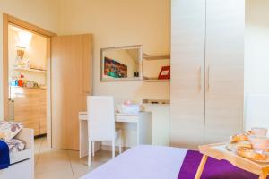 a room with a bed and a table and a mirror at Relais Il Nido in Pisa