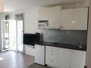 Kuchyňa alebo kuchynka v ubytovaní Guest House Dragić