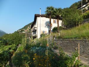 イントラーニャにあるCasa del sartoの丘の上の古家