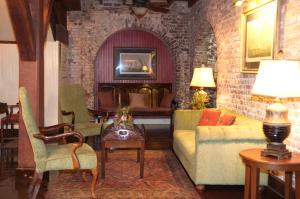 Area soggiorno di Copper and Lumber Store Hotel