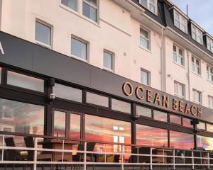 ボーンマスにあるOcean Beach Hotel & Spa - OCEANA COLLECTIONの通りから海のビーチホテルを望めます。