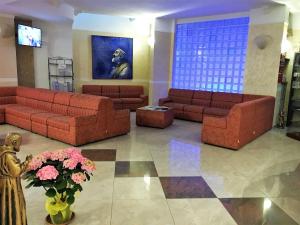 - un hall avec des canapés et des fleurs dans l'établissement Hotel Euro, à San Giovanni Rotondo