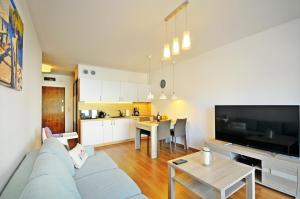 Televízia a/alebo spoločenská miestnosť v ubytovaní ApartamentyPrzyMorzu Solna 201 - W centrum blisko morza