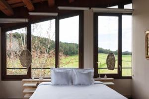 Postel nebo postele na pokoji v ubytování Hotel Masia La Palma + 37 fotografií