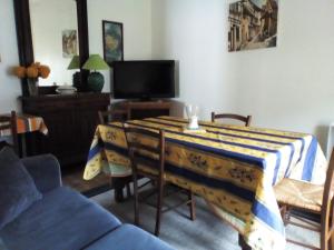 - un salon avec une table et un chiffon de table dans l'établissement Apartment Coecilia, à Ax-les-Thermes