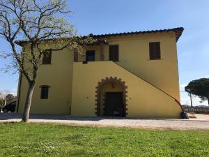 a large yellow building with a large door at La Nana Gialla in Riotorto