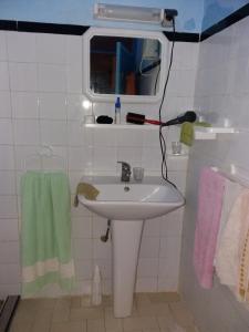 y baño con lavabo, ventana y toallas. en Chez Pascal et Nicole, en Oualidia