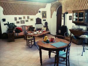 a living room with two tables and a couch at Oddi21 B&B in Albenga