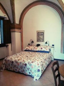 ein Schlafzimmer mit einem Bett in einem Zimmer in der Unterkunft Oddi21 B&B in Albenga