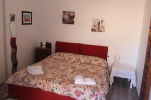 カターニアにあるA casa di Ettoreのベッドルーム1室(花柄のベッドカバー付)