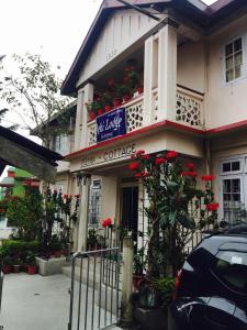 un edificio con fiori rossi sul lato di Deki Lodge a Kalimpong
