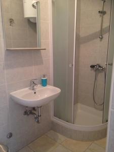 y baño con lavabo y ducha. en Rooms Lami en Dubrovnik